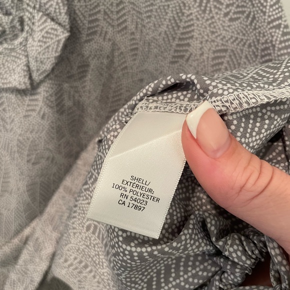 Banana Republic Women’s Medium Gray and White V-Neck Short Sleeve Top Blouse - Picture 5 of 10